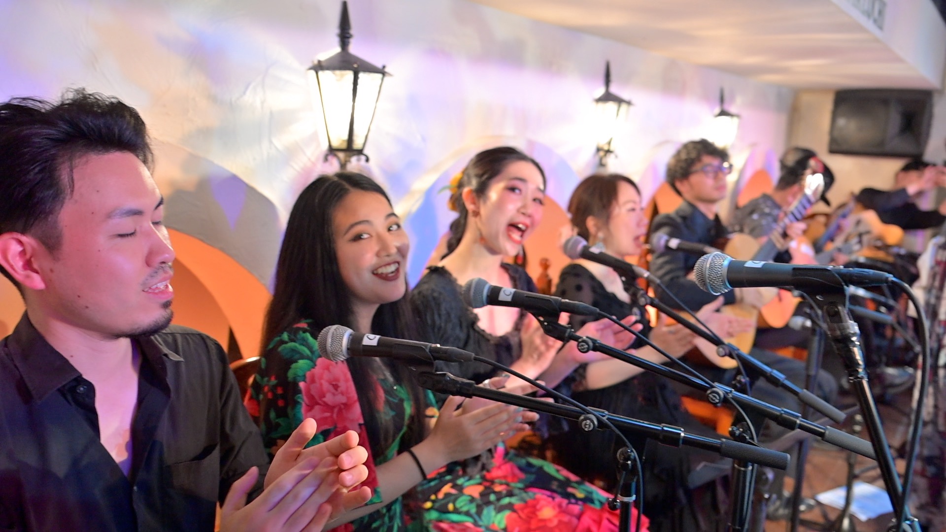 手拍子をする人々