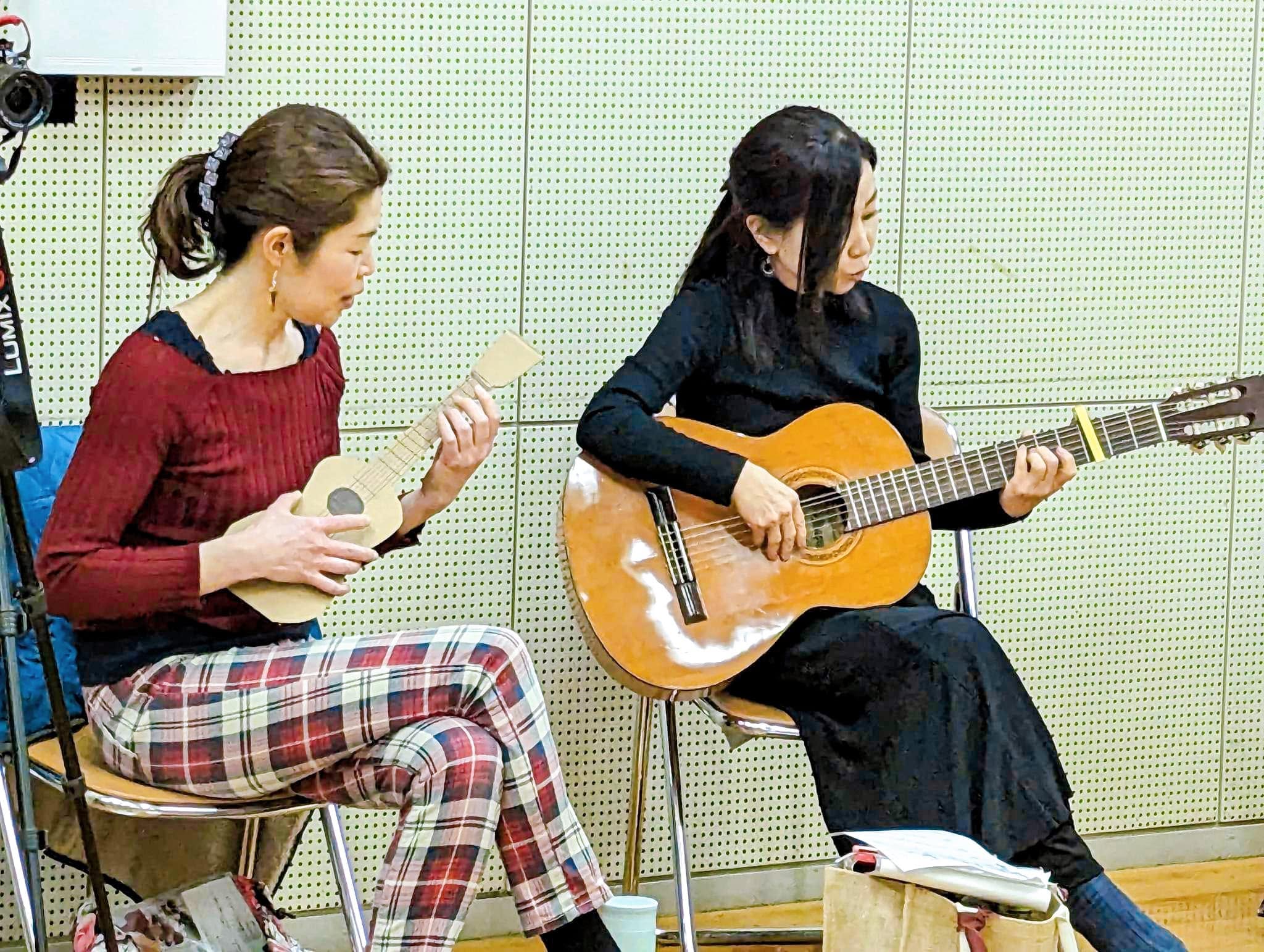 ギターを弾く女性バイレ