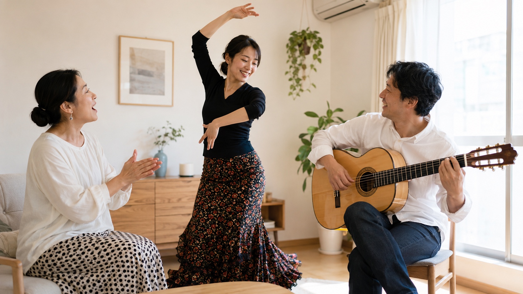 自宅でマイクを使わず歌・踊り・フラメンコギターを合わせる三人