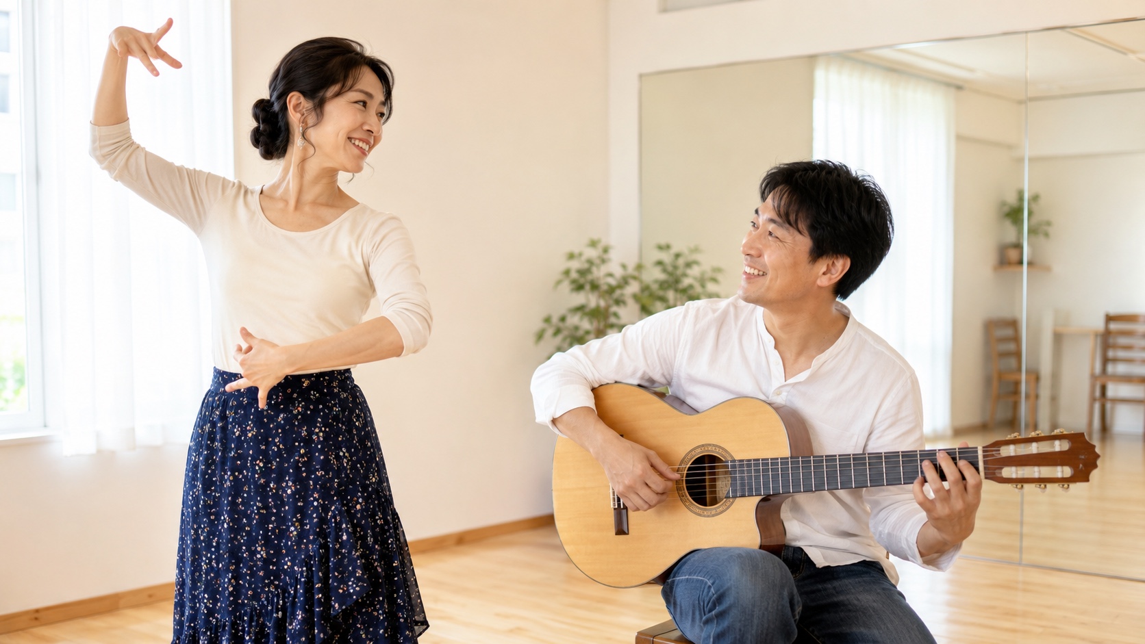 教室で踊り手とフラメンコギターの合図を合わせる二人