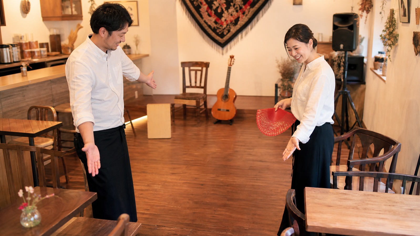 フラメンコライブ会場の床や音響を確認するイメージ