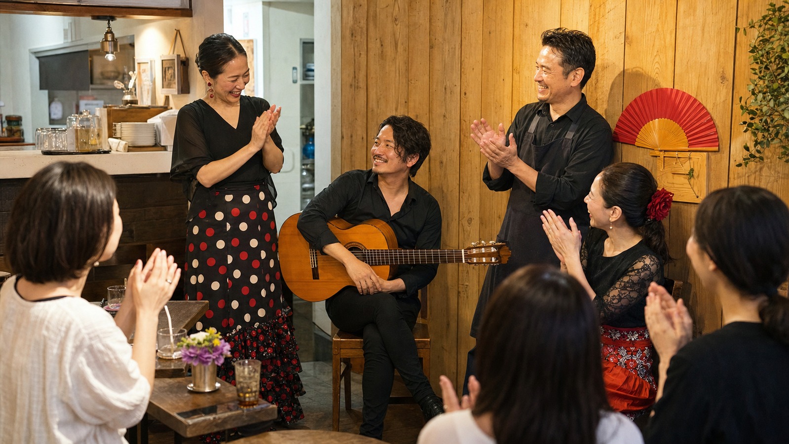 小さなカフェでフラメンコライブを楽しむ人たちのイメージ