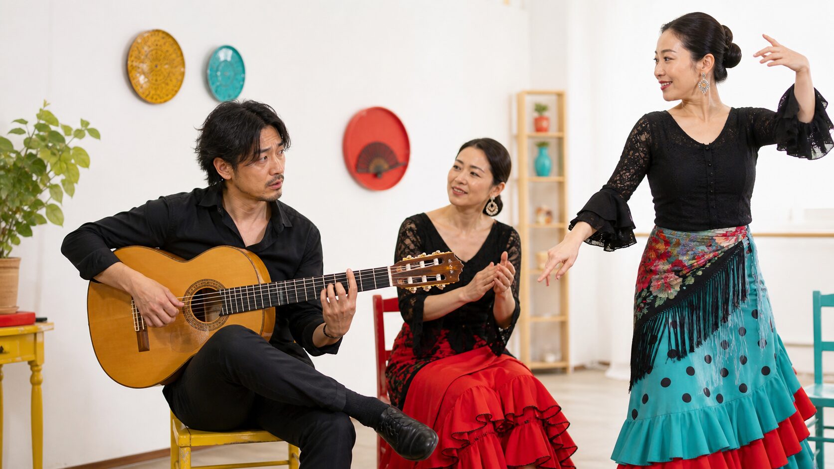 踊り手と歌い手の合図を見て伴奏へ戻るギタリスト