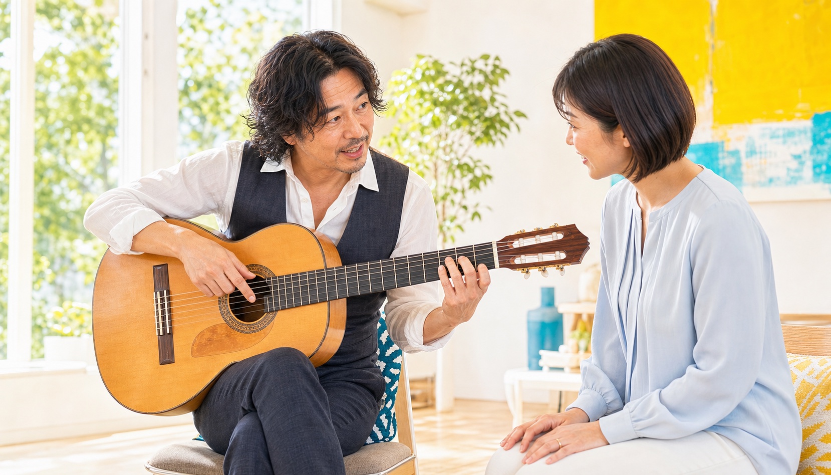 ギター教室で講師の実演を見ながら質問する初心者