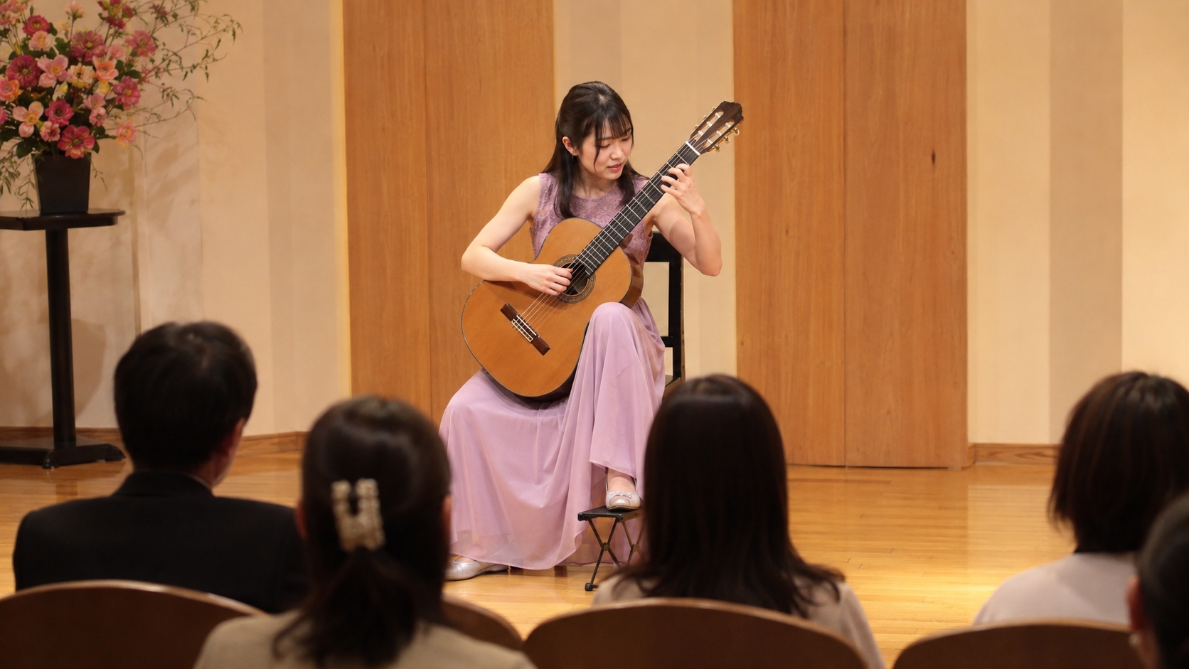 発表会のステージで演奏するギター奏者