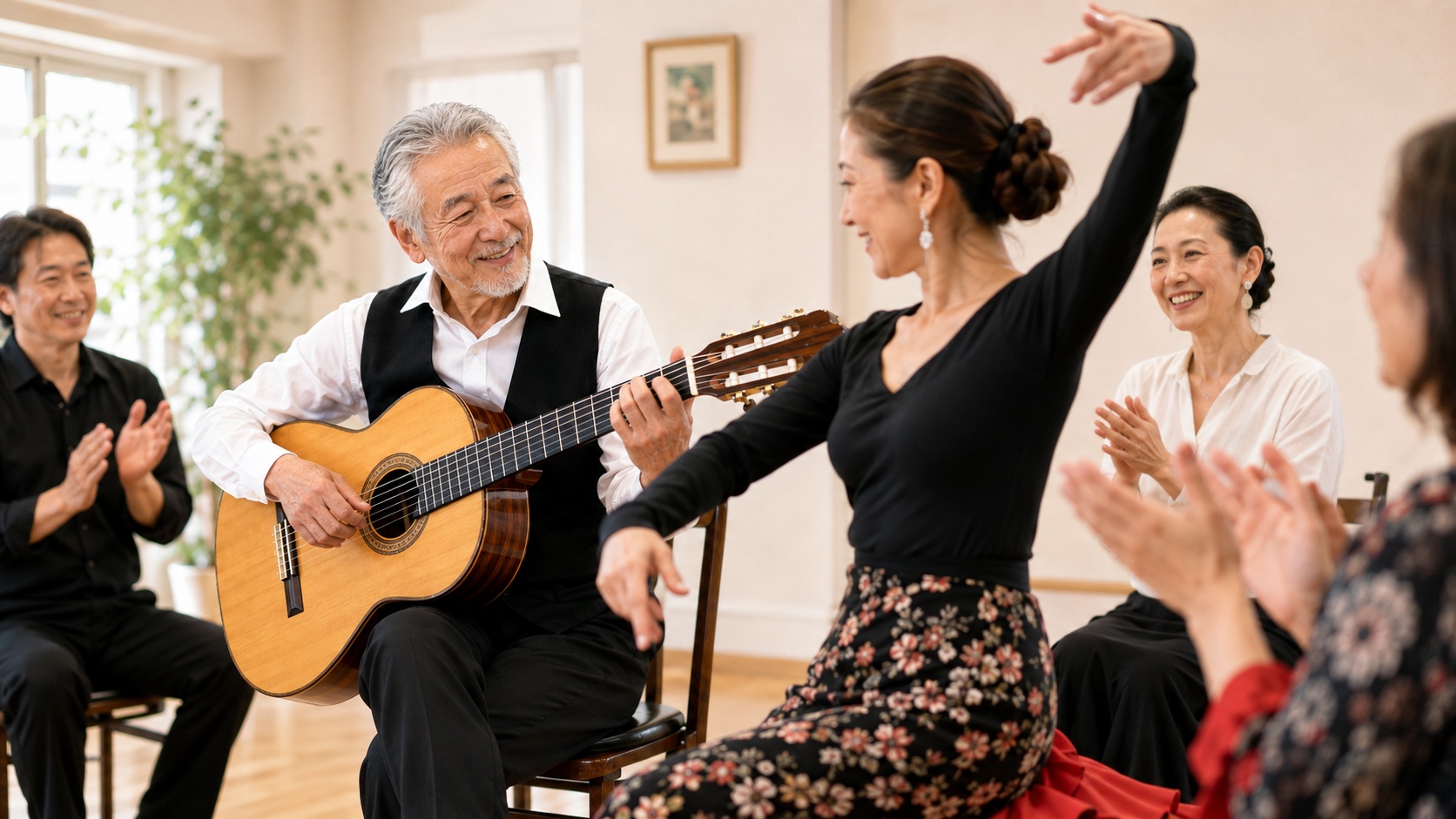 練習会で踊り手のそばで伴奏デビューを果たしたシニア男性