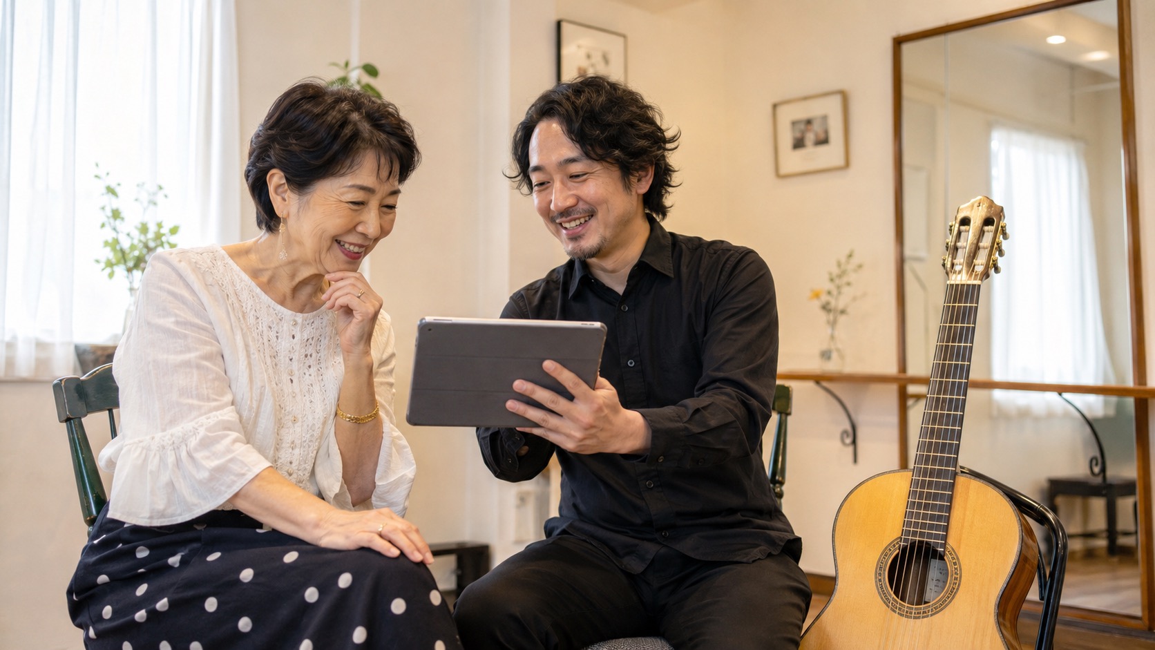 レッスン動画を先生と一緒に見返して笑顔になる生徒さん
