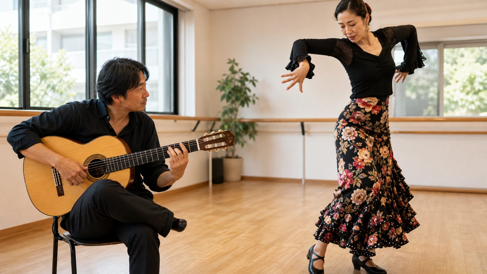 踊り手の合図を見ながら伴奏するギタリスト