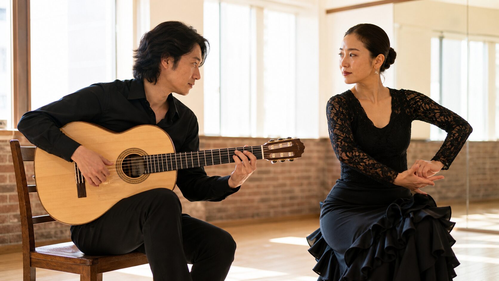 視線と呼吸を合わせる踊り手とギタリスト