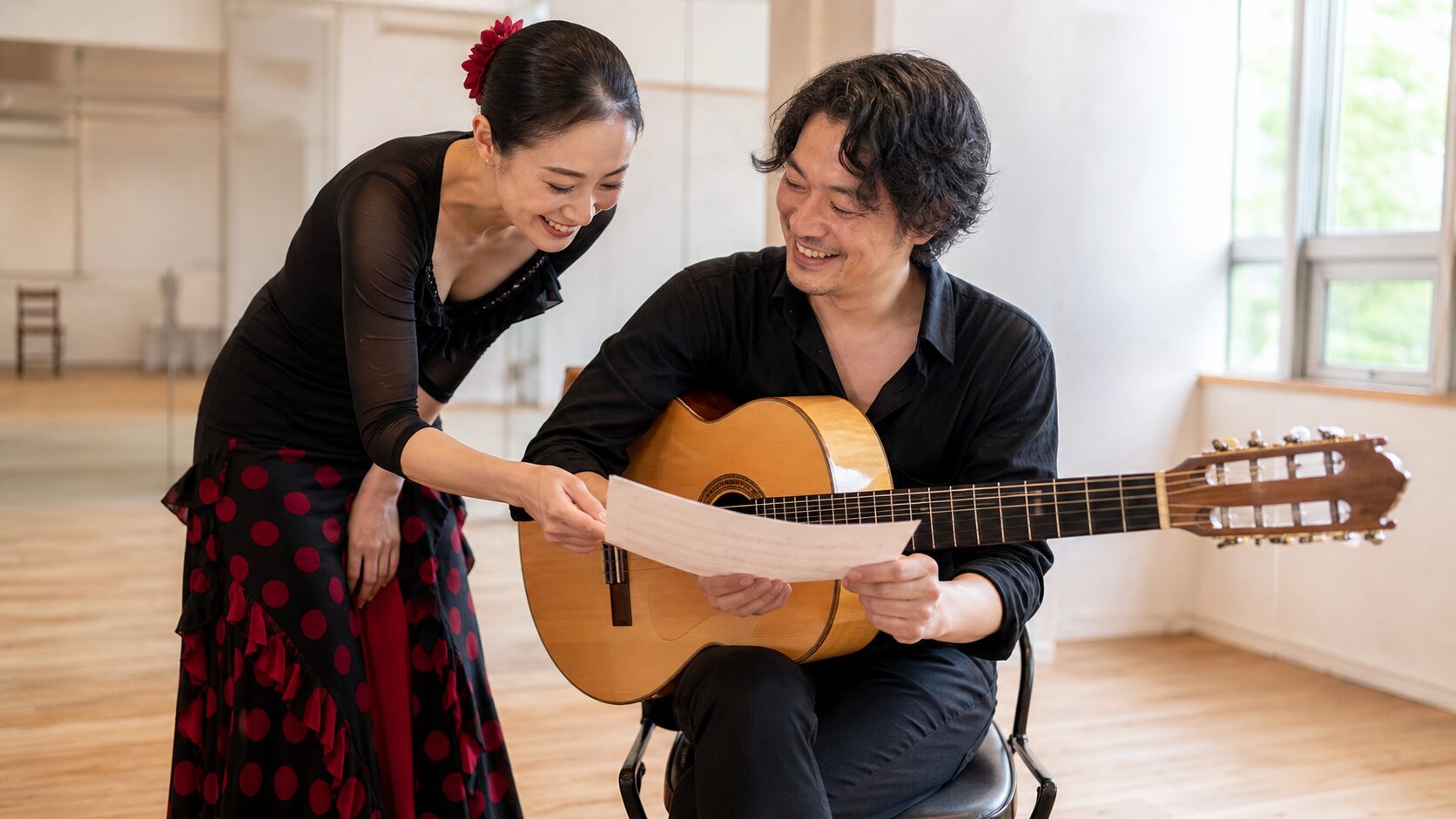リハーサル後に構成を確認する踊り手とギタリスト