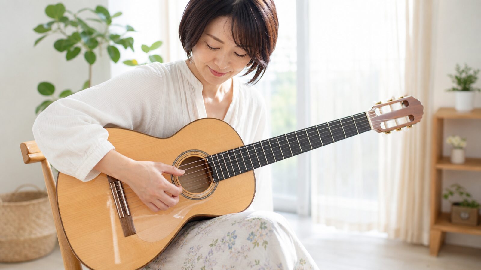 短い爪でフラメンコギターの開放弦をやさしく弾く女性