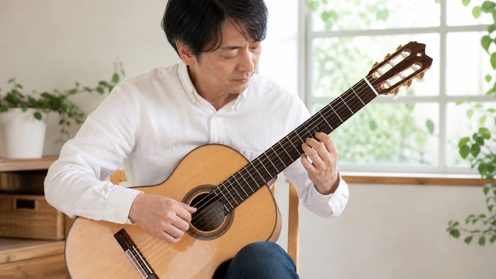短い爪と指先でフラメンコギターを練習する男性