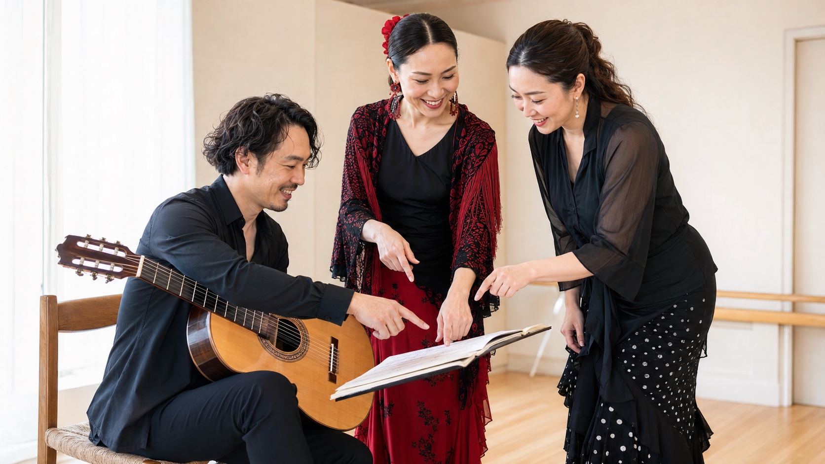 リハーサルで踊り手・カンテと戻り場所を確認するフラメンコギタリスト