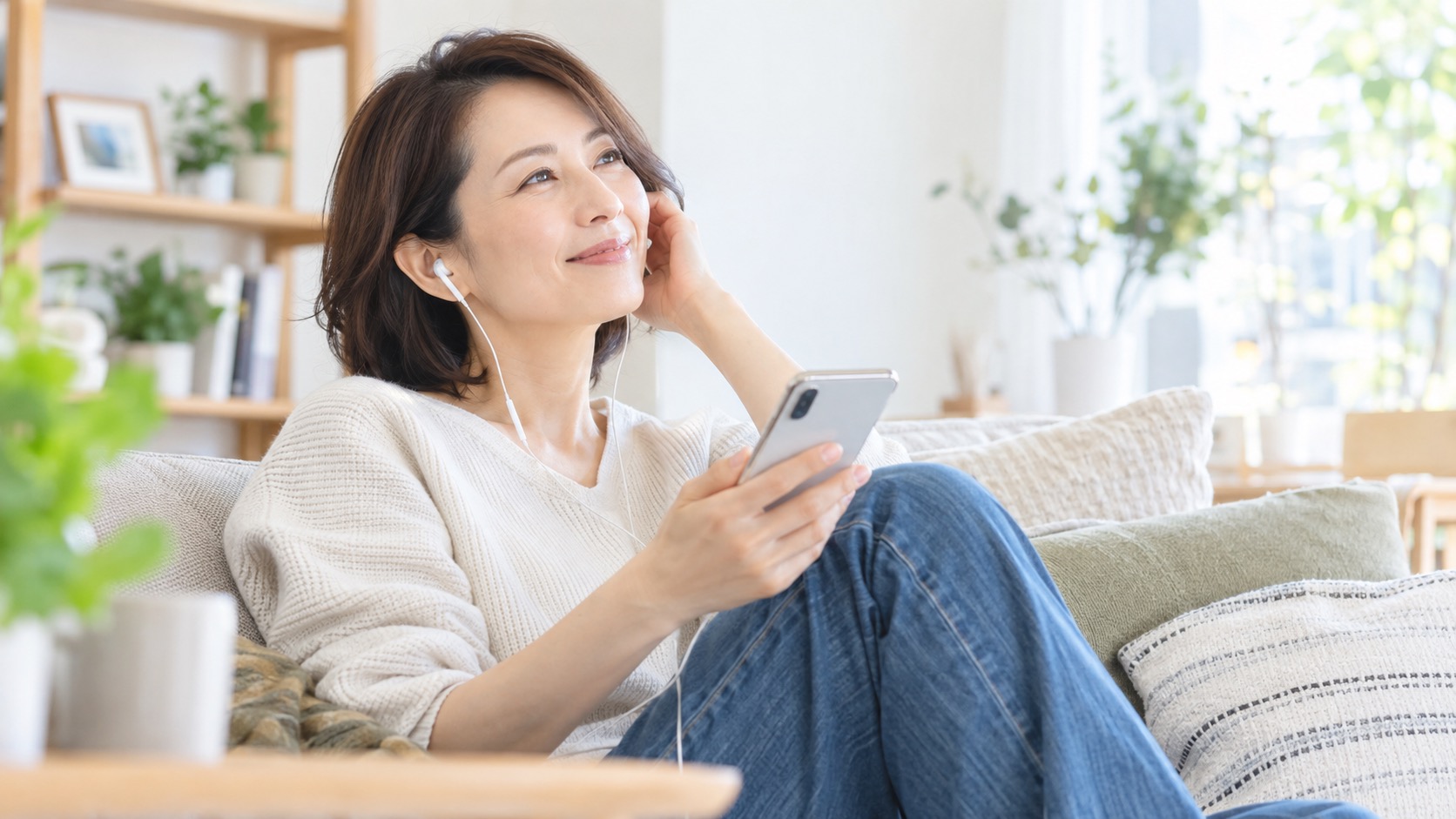 好きな曲のアレンジをスマホで聴く女性のイメージ
