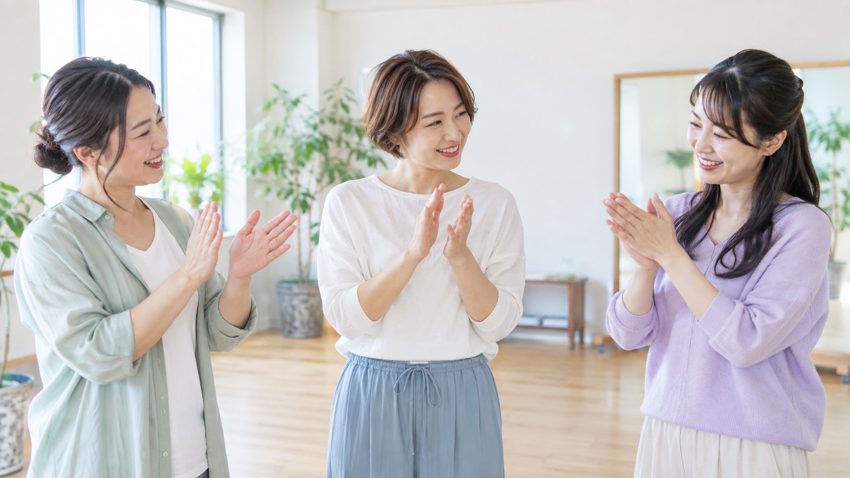 隣の人と小さな手拍子を合わせるイメージ