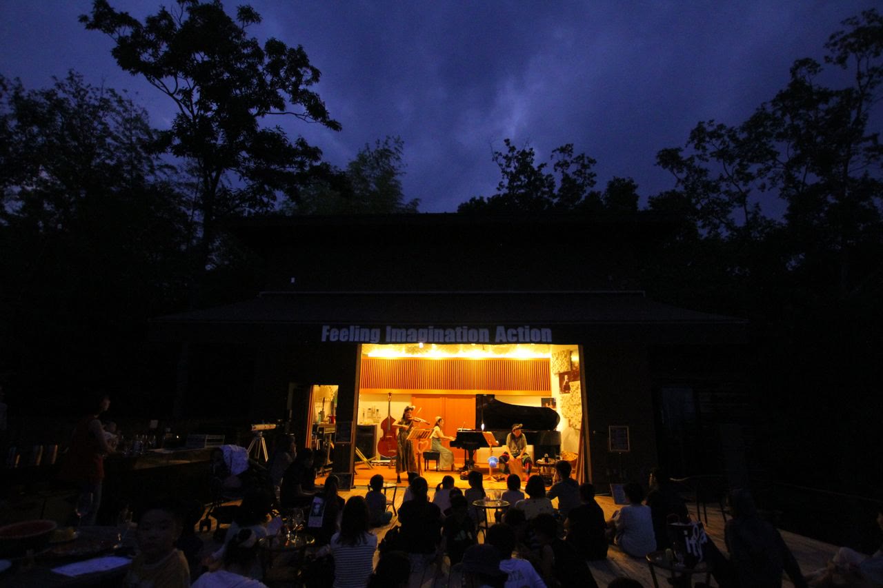 屋外での夜の親子向けコンサート
