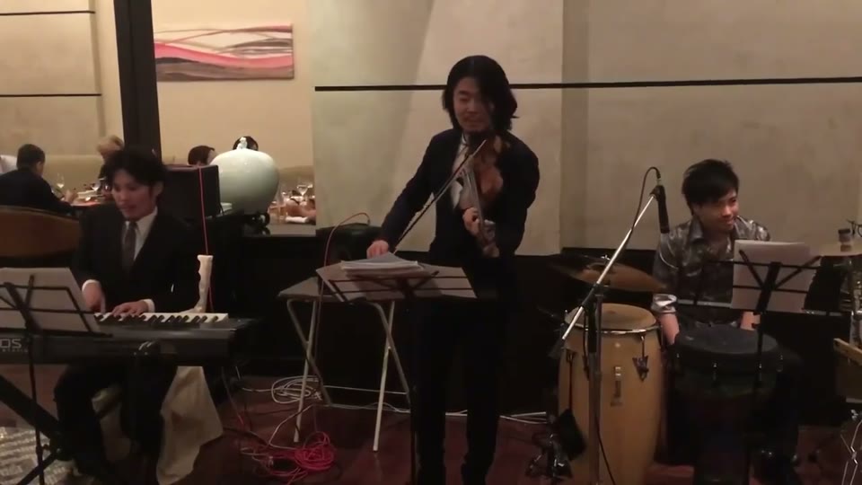 歓談中のラテントリオ演奏