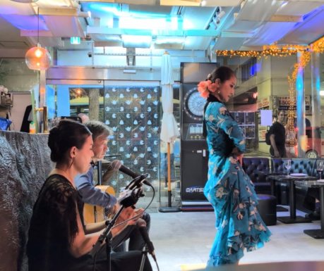 新宿SIROCCOのフラメンコナイトで踊る河野いおりさんと、ギター稲津清一さん・カンテ山田あかりさん
