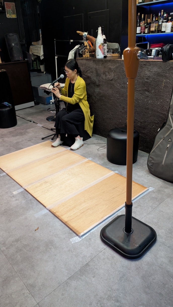 SIROCCOの店内にコンパネを敷いてリハーサル中の様子