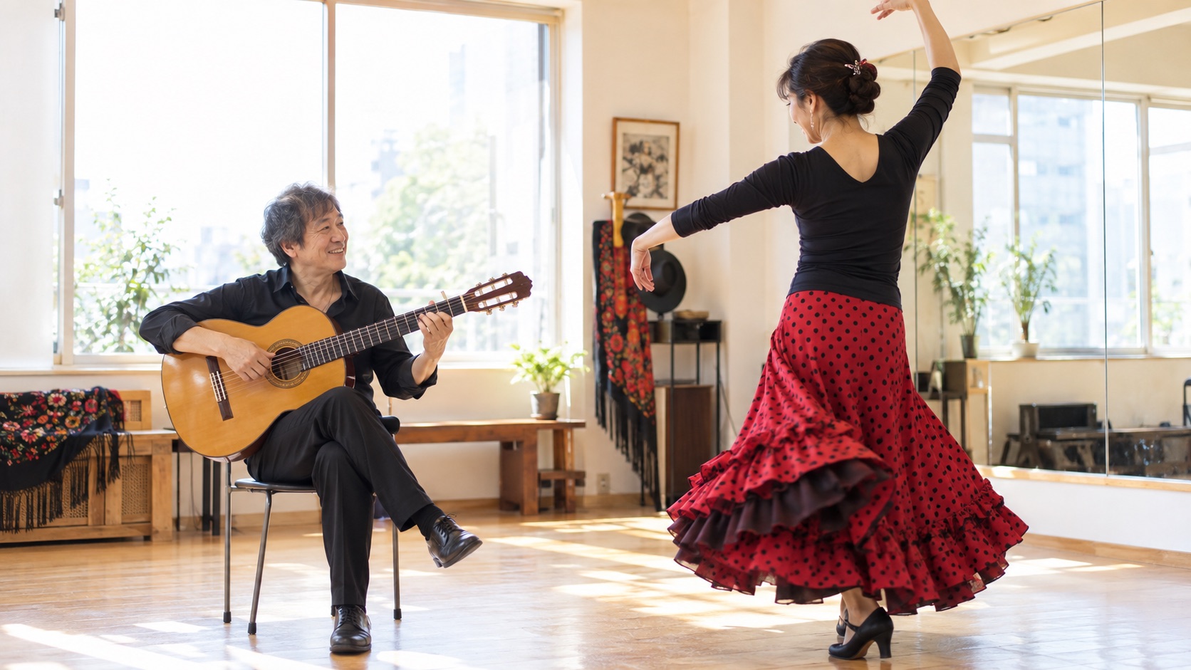 踊り手を見ながら止まらずに伴奏を続けるギタリスト