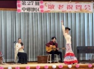 木更津・中郷地区敬老会のステージで踊る河野いおりさんと、ギター東貴宏さん・カンテAimiさん