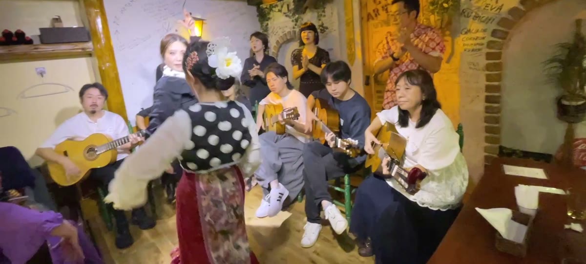 おさらい会でギターと踊りを合わせる
